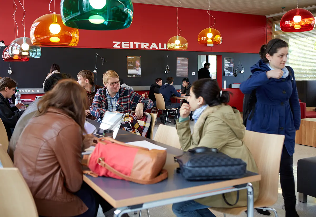 Belebte Situation im Café Zeitraum am Mediencampus der h_da, Hochschule Darmstadt in Dieburg.