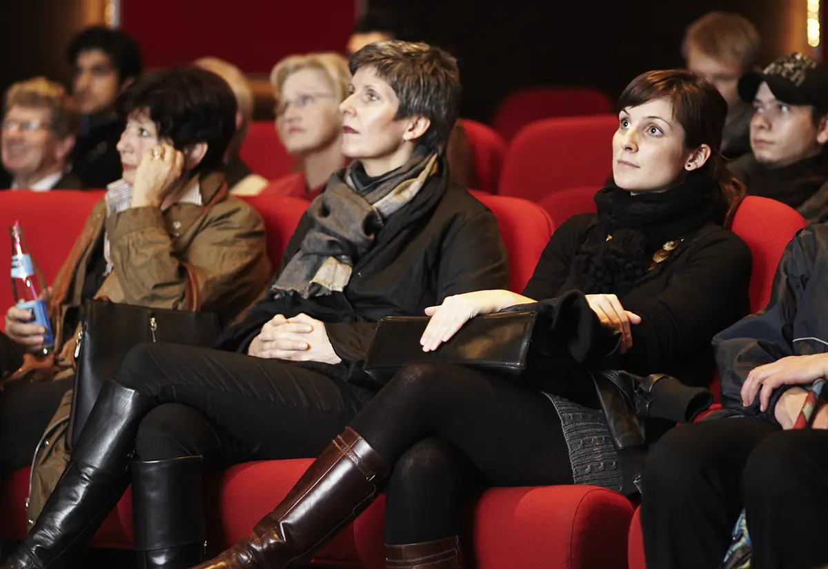 Studierende im Kino des Mediencampus der h_da, Hochschule Darmstadt.