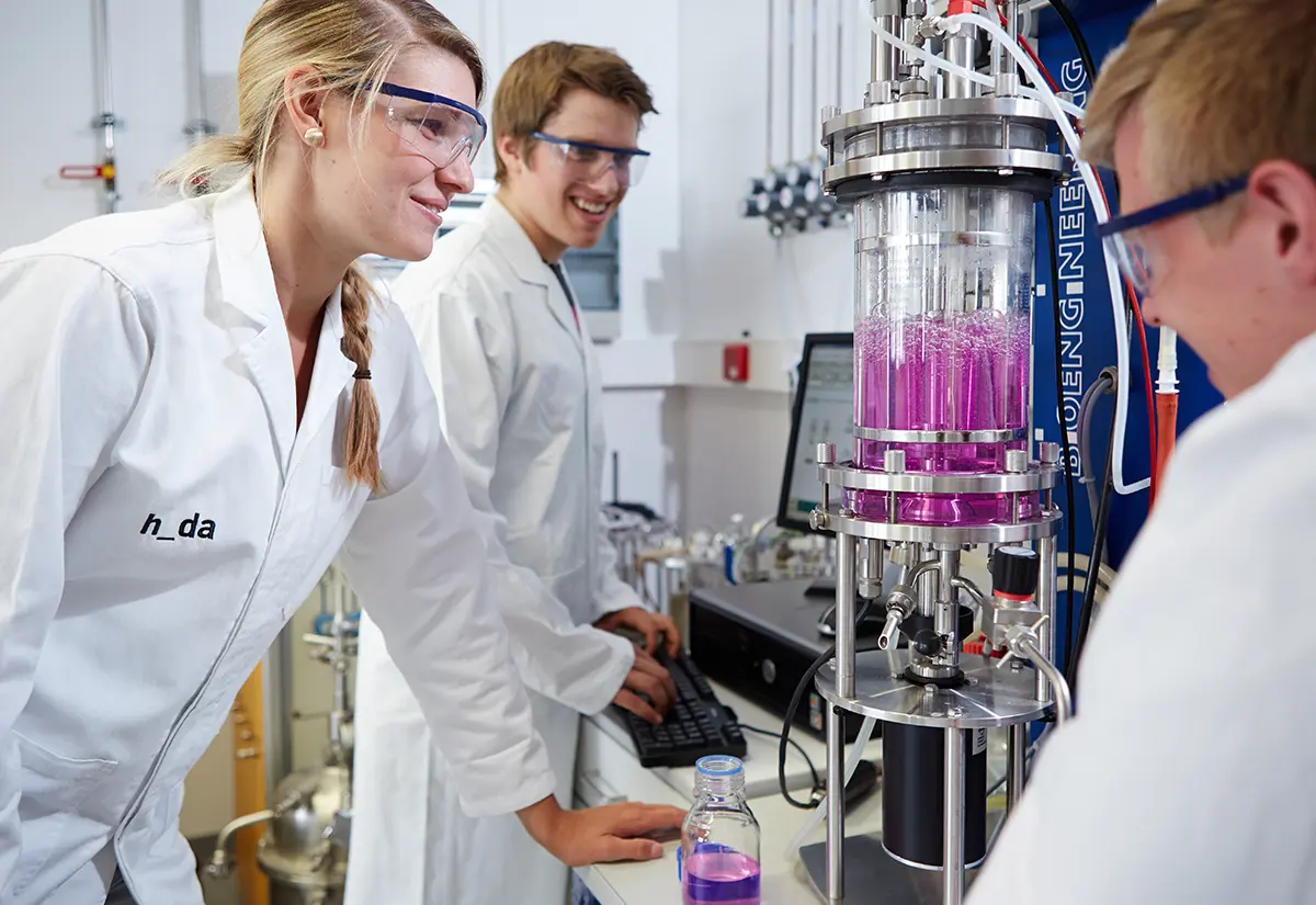 Studierende im Biologie-Labor im Studiengang Biotechnologie der h_da, Hochschule Darmstadt.