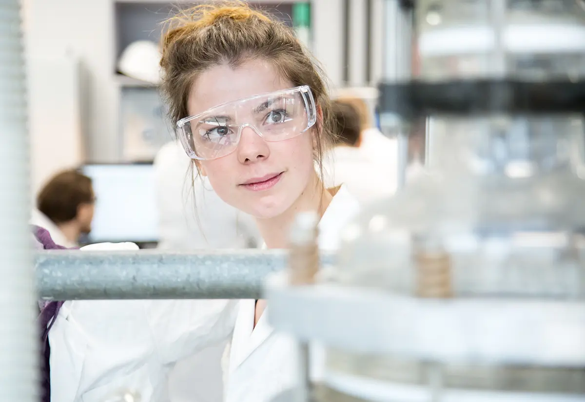 Studentin im Chemie-Labor im Studiengang Technische Chemie der h_da, Hochschule Darmstadt.