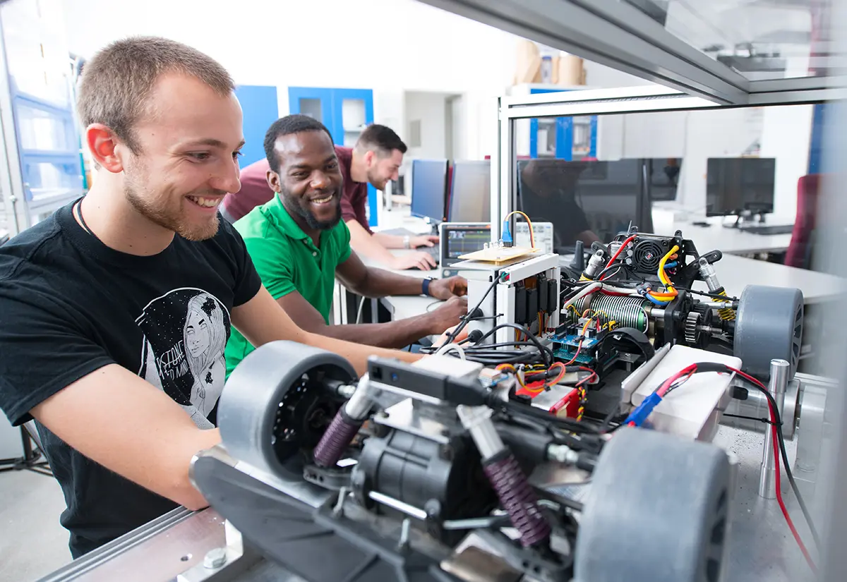 Studierende im Labor im Studiengang Elektrotechnik und Informationstechnik der h_da, Hochschule Darmstadt.