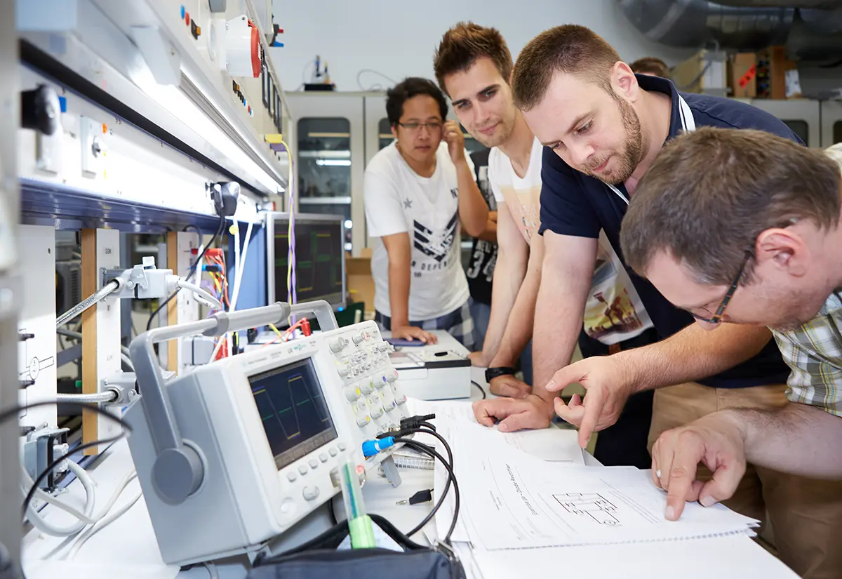 Studentische Projektarbeit im E-Labor des Fachbereich MK, Maschinenbau und Kunststofftechnik der h_da, Hochschule Darmstadt.