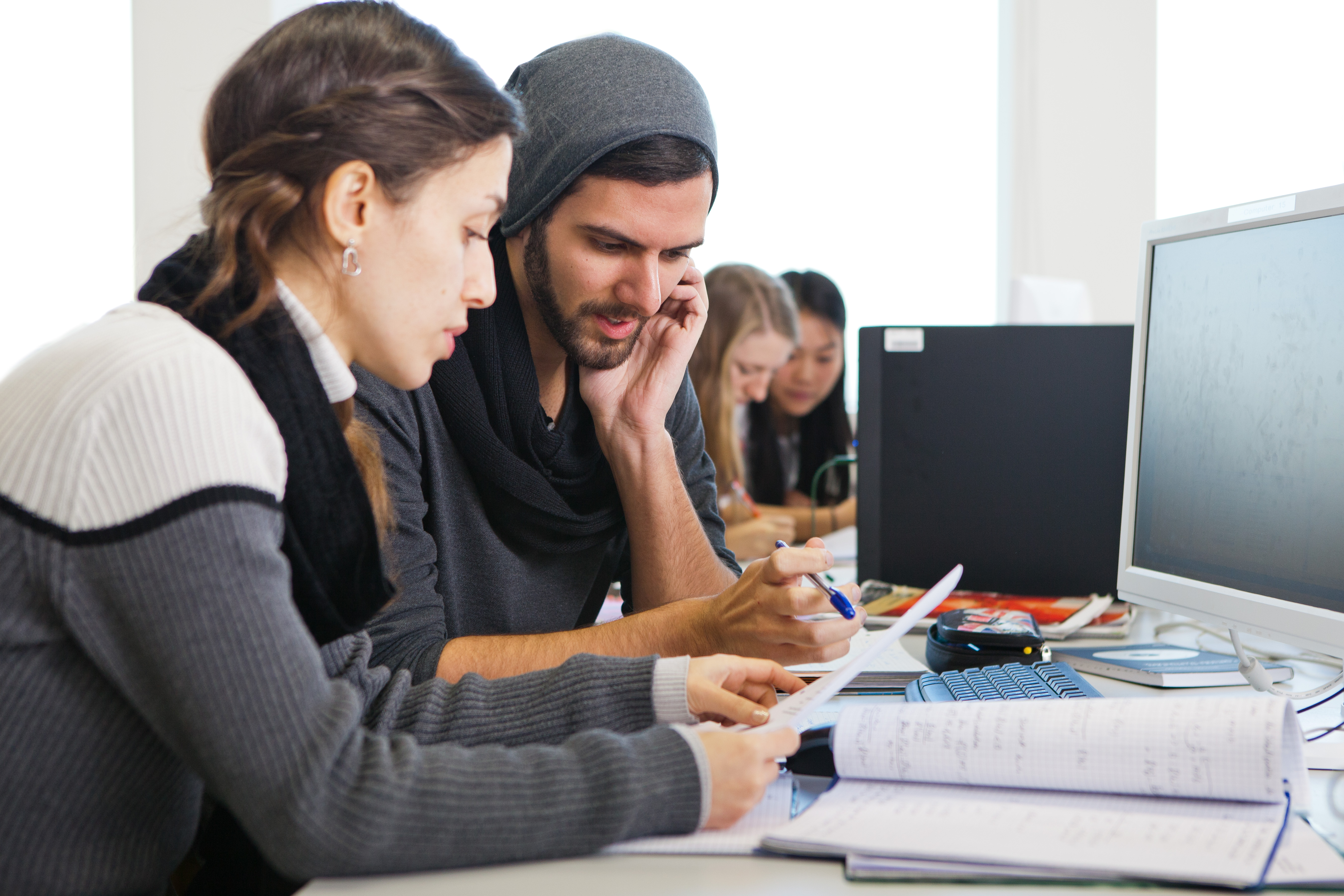 Studierende des Studiengangs angewandte Mathematik lösen eine Mathematische Aufgabe am Whiteboard. Fachbereich Mathematik und Naturwissenschaften der h_da, Hochschule Darmstadt.