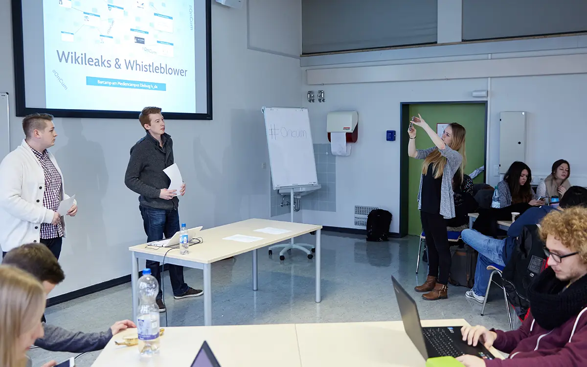 Studierende des Studiengangs Onlinejournalismus halten ein Referat zum Thema Wikileaks und Whistleblower am Fachbereich Media / Mediencampus der h_da, Hochschule Darmstadt.