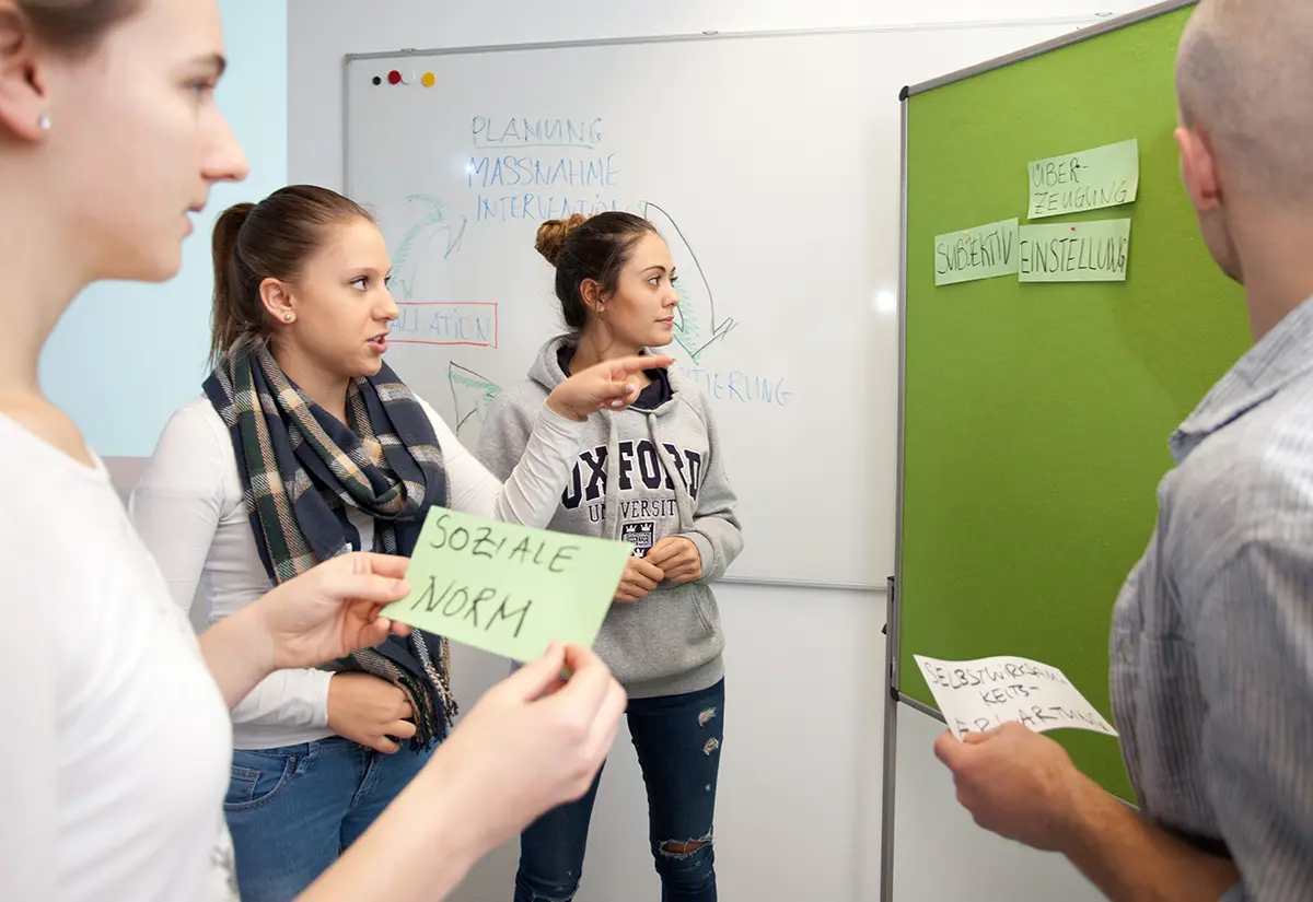 Brainstorm mehrerer Studierender zum Thema Soziale Normen im Studiengang Soziale Arbeit im gleichnamigen Fachbereich der h_da, Hochschule Darmstadt.