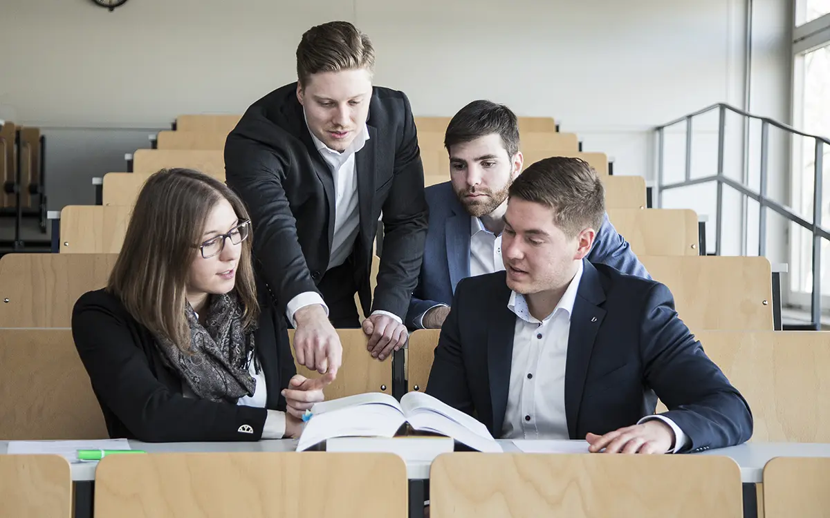  Studierende am Fachbereich Wirtschaft in einem Hörsaal der h_da, Hochschule Darmstadt.